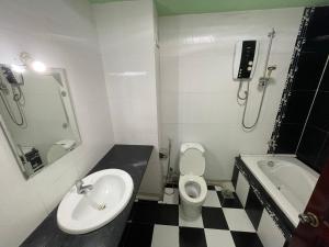 W łazience znajduje się umywalka, toaleta i prysznic. w obiekcie Bảo Bảo Hotel w mieście Châu Đốc