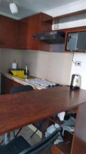 - une cuisine avec un bureau en bois et un comptoir dans l'établissement Cómodo, amplio y céntrico departamento, à Santiago