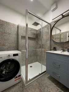 ein Badezimmer mit einer Waschmaschine und einem Waschbecken in der Unterkunft Sunshine Resort Blue Apartman in Zamárdi