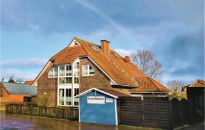 ドルム・ノイフェルトにあるAwesome Home In Wurster Nordseekste With 3 Bedrooms And Wifiの看板のある家