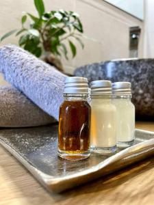 trois bocaux de miel sur un plateau sur une table dans l'établissement Chaleureux appartement entre lac et montagne, à Neuvecelle