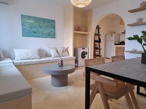 sala de estar con sofá y mesa en Charming Cozy Suites en Naxos