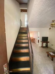 卡梅羅的住宿－Departamento vivienda completo，楼梯间,客厅的楼梯