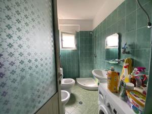 łazienka z toaletą i umywalką w obiekcie Sea View Apartment we Wlorze