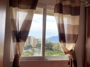 okno z widokiem na góry w obiekcie Sea View Apartment we Wlorze