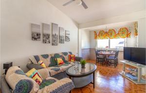 - un salon avec un canapé et une table dans l'établissement Stunning Home In Torrevieja With Wifi, à Torrevieja