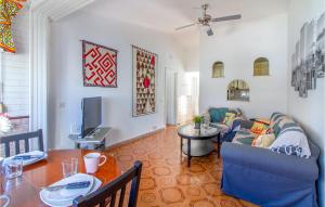 - un salon avec un canapé et une table dans l'établissement Stunning Home In Torrevieja With Wifi, à Torrevieja
