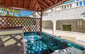 un bain à remous à l'arrière d'une maison dans l'établissement Stunning Home In Torrevieja With Wifi, à Torrevieja