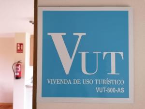 a sign that says vin on a wall at Duplex Colombres in Colombres