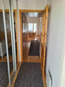 un pasillo con una puerta que conduce a un comedor en Golfhelmi en Savonlinna