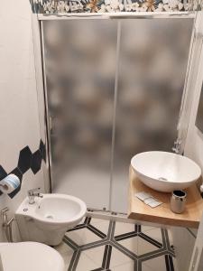 ナポリにあるFirenze32のバスルーム(シンク、シャワー付)