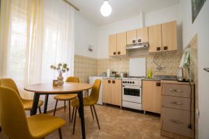 uma cozinha com uma mesa e uma mesa e cadeiras em Apartment SOUL em Knin