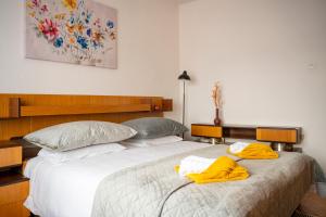um quarto com 2 camas com toalhas amarelas em Apartment SOUL em Knin
