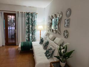 een slaapkamer met een wit bed met kussens erop bij La casita de la piscina in Adeje +84 foto's