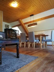 a dining room with a pool table and chairs at Ferienwohnung Isis in Neufang in Sonneberg