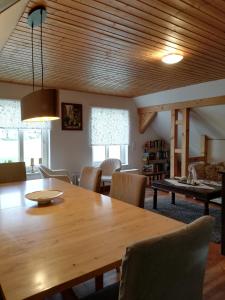 a dining room with a wooden table and chairs at Ferienwohnung Isis in Neufang in Sonneberg