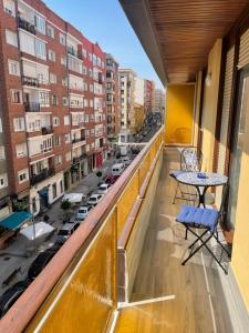 uma varanda com uma mesa e vista para a cidade em Apartamento Maitika em Santander