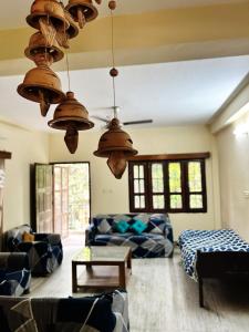 salon z niebieskimi kanapami i dużymi lampkami w obiekcie Garden Central - 2 Bedroom Apartment, Siliguri w mieście Siliguri