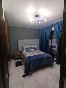 um quarto com uma cama com um gato deitado sobre ela em moderno apartamento en el centro de la ciudad em Chihuahua