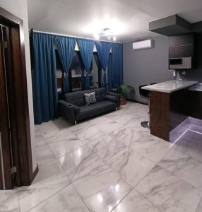 - un salon avec un canapé et des rideaux bleus dans l'établissement moderno apartamento en el centro de la ciudad, à Chihuahua
