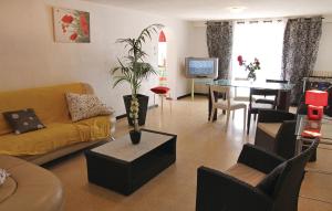een woonkamer met een bank en een tafel bij Beautiful Apartment In Gemenos With Outdoor Swimming Pool in Gémenos