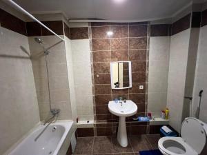 Ванная комната в apartment on Turusbekova 13