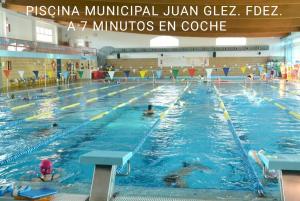 un grupo de personas nadando en una piscina en Gran vivienda unifamiliar céntrica y cercana al mar, en Aguadulce
