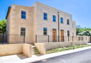 un bâtiment en briques avec une clôture devant lui dans l'établissement 3 York Mews, à Bath