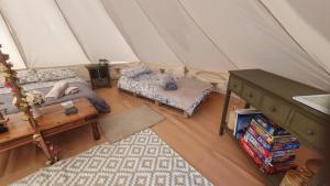 Calon Y Goedwig Glamping的休息区