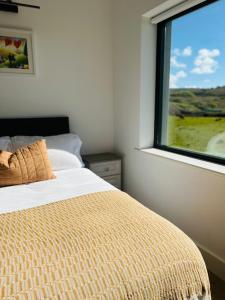 una camera con letto e finestra di Greene Acres - Room Only a Doolin