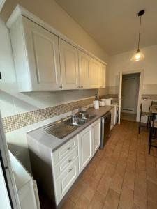 Кухня или мини-кухня в Gregorio VII Vatican House
