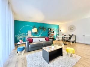 - un salon avec un canapé et une table dans l'établissement LA LOUSIANE - Confort - Wifi - Parking privé - Terrasse - Centre Ville, à Quimper