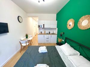 Televisyen dan/atau pusat hiburan di Ortachala Romantic Apartments