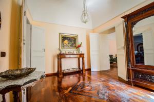 een lege woonkamer met een tafel en een spiegel bij Case Ruggero in Cefalù