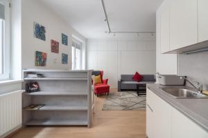 a kitchen with a sink and a counter top at Im Herzen von Wien - Charmante Garconiere in Vienna