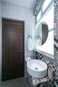 bagno con lavandino bianco e specchio di Casa Sofía Hotel Boutique ad Atlacomulco