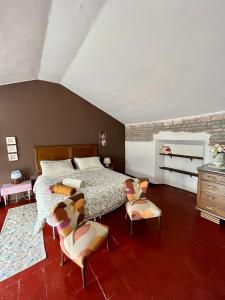 1 Schlafzimmer mit einem großen Bett und 2 Stühlen in der Unterkunft GABRY GUEST HOUSE in Bruno
