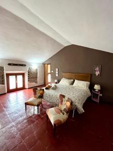 1 dormitorio grande con 1 cama grande y sillas en GABRY GUEST HOUSE, en Bruno