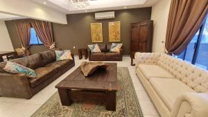 Ruang duduk di Unique Furnished Holiday Villa Bahrain