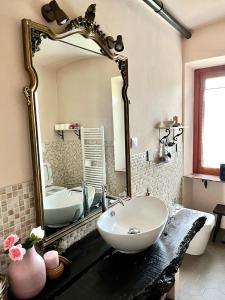 ein Bad mit einem Waschbecken und einem Spiegel in der Unterkunft GABRY GUEST HOUSE in Bruno