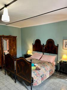 ein Schlafzimmer mit einem Bett, auf dem eine Puppe liegt in der Unterkunft GABRY GUEST HOUSE in Bruno