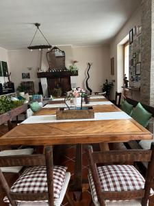 un comedor con una gran mesa de madera y sillas en GABRY GUEST HOUSE, en Bruno