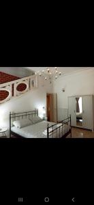 カロヴィーニョにあるB&B L'Antico Ortaleのベッドルーム1室(大型ベッド1台付)、