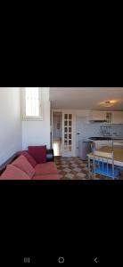 カロヴィーニョにあるB&B L'Antico Ortaleのリビングルーム(赤いソファ付)、キッチン