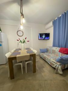 a living room with a table and a couch at Cala Holidays vicino Aeroporto&Mare in Carini