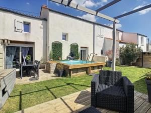 Patio nebo venkovní prostory v ubytování Maison piscine proche La Rochelle