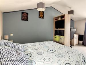 - une chambre avec un lit et une télévision murale dans l'établissement Maison piscine proche La Rochelle, à Salles-sur-Mer