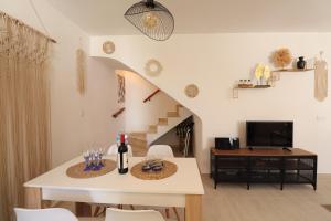 ein Wohnzimmer mit einem weißen Tisch und einer Treppe in der Unterkunft Oleza Sun Playa Flamenca in Playa Flamenca