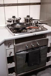 kuchenka z garnkami i patelniami na górze w kuchni w obiekcie To-Ten w Radomiu