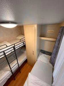 波爾萊扎的住宿－Bella Vita 43 - Porlezza，一间小房间,内设两张双层床